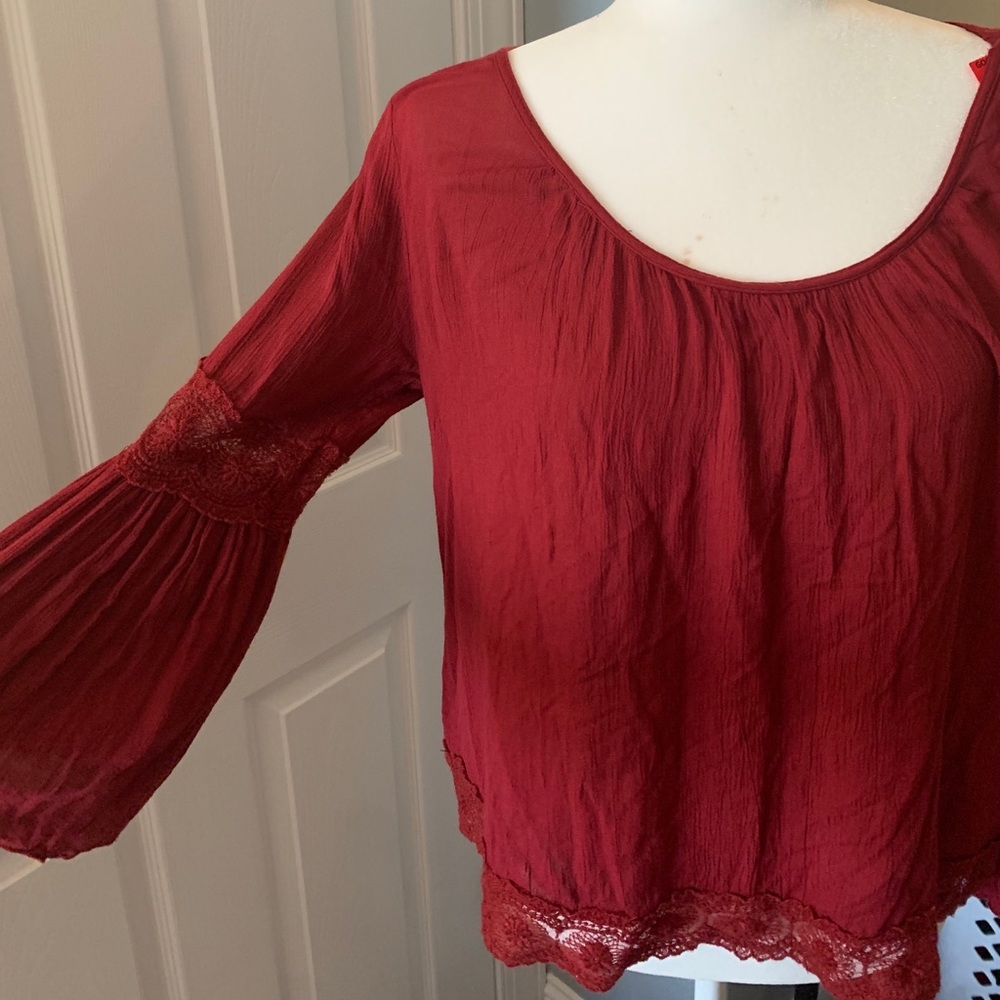 Hollister top, with flowy sleeves. Size Small